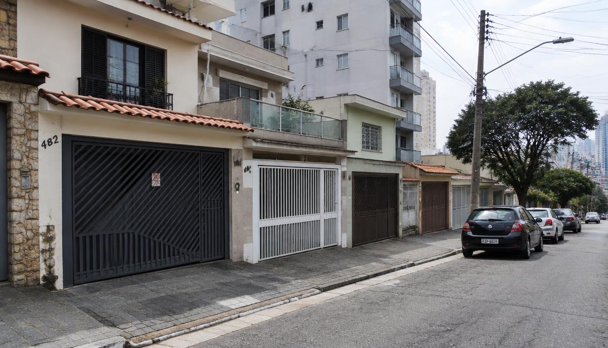 Rua residencial com casas e prédios, usada como referência de mercado