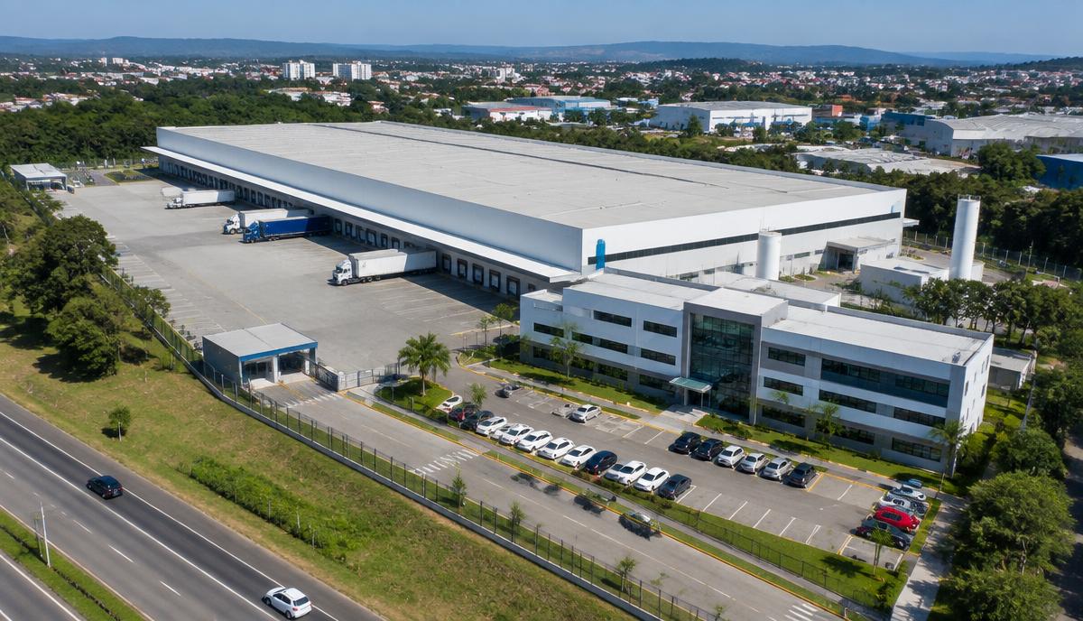 Vista aérea de galpão logístico e prédio de escritórios de uma empresa